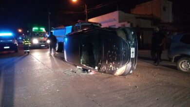 Photo of Borracho chocó a una camioneta estacionada y volcó