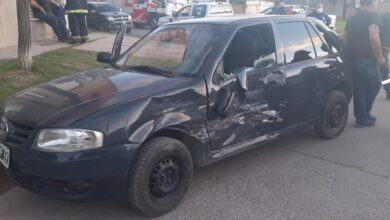 Photo of Fuerte colisión entre un auto y una camioneta