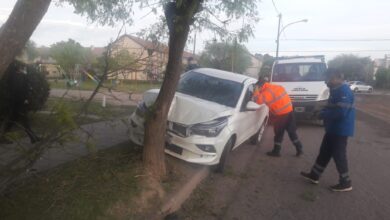 Photo of Un auto chocó contra un árbol y no encontraron al conductor