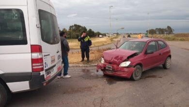 Photo of Fuerte choque entre un auto y una combi