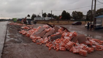 Photo of Un camión perdió gran parte de su carga