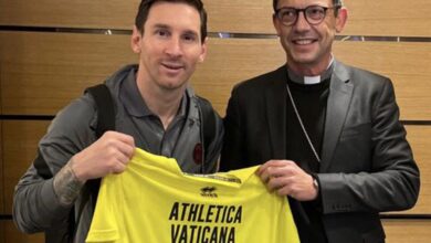Photo of Messi recibió una camiseta del equipo del Vaticano firmada por el papa Francisco