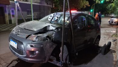 Photo of Chocó su auto contra un árbol, lo dejó y se escapó