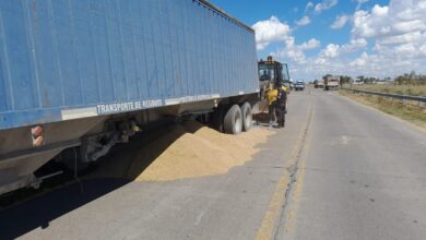Photo of Un camión derramó su carga de cereal