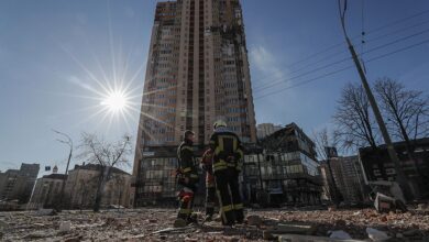 Photo of Escalofriante impacto de un misil ruso en un edificio residencial en Kiev