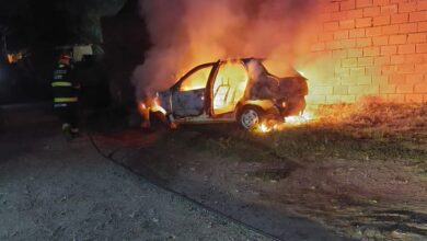 Photo of Un auto estacionado fue consumido por las llamas