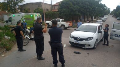 Photo of Dos motociclistas resultaron heridos tras chocar con un auto