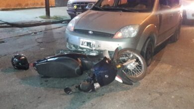 Photo of Frenó en el semáforo y chocó a una motociclista
