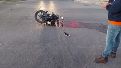 Photo of Un auto chocó a dos motociclistas y se fugó