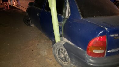 Photo of Tras un choque, un auto terminó incrustado en un poste de luz