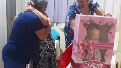 Photo of Sueño cumplido: una abuela recibió su primera muñeca a los 78