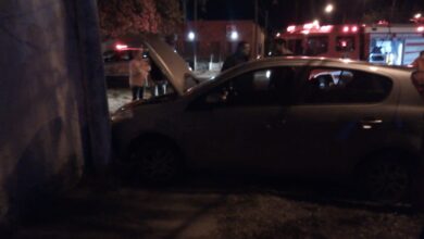 Photo of Dos autos chocaron y uno de ellos terminó impactando contra una vivienda