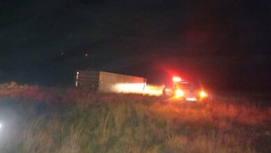 Photo of Un camionero alcoholizado rozó a otros dos camiones y volcó