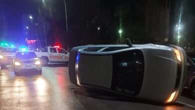 Photo of Borracho chocó un auto estacionado y volcó