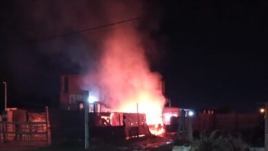 Photo of Un auto se quemó en su totalidad en el interior de una vivienda