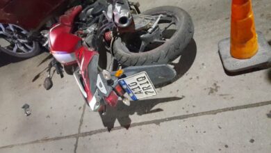 Photo of Un motociclista chocó contra una camioneta estacionada