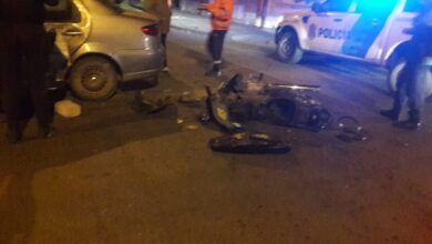 Photo of Chocó su moto contra un auto y abandonó el lugar