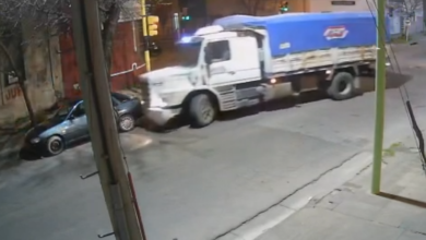Photo of VIDEO: Iba en camión, chocó un auto estacionado y se fugó