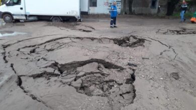 Photo of Por la lluvia, un camión quedó encajado en la calle