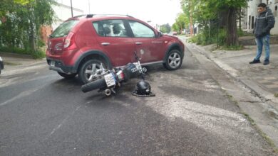 Photo of Iba en moto y chocó contra un auto que entraba al garage