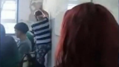 Photo of VIDEO: Paliza a un compañero de su hijo que le habría hecho bullying
