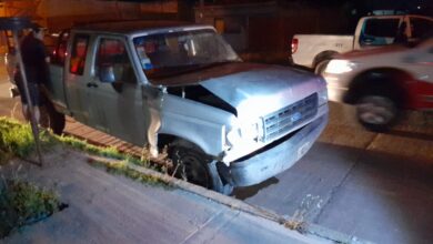 Photo of Borracho chocó contra una camioneta estacionada