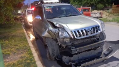 Photo of Borracho chocó un auto estacionado y terminó impactando contra una casa