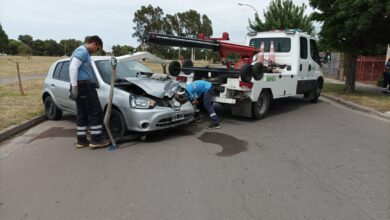 Photo of Chocó contra un auto y tiró un poste de luz