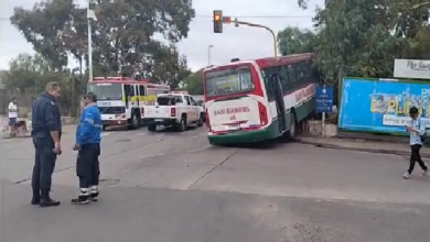 Photo of Choque entre auto y colectivo dejó 20 heridos en el Puente Colón