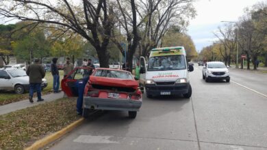 Photo of Auto chocó contra camión, camioneta y terminó contra un árbol