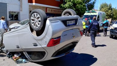 Photo of Mujer chocó contra un auto estacionado y volcó